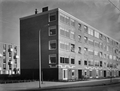 87085 Gezicht op een flatgebouw in, waarschijnlijk, de wijk Kanaleneiland te Utrecht.